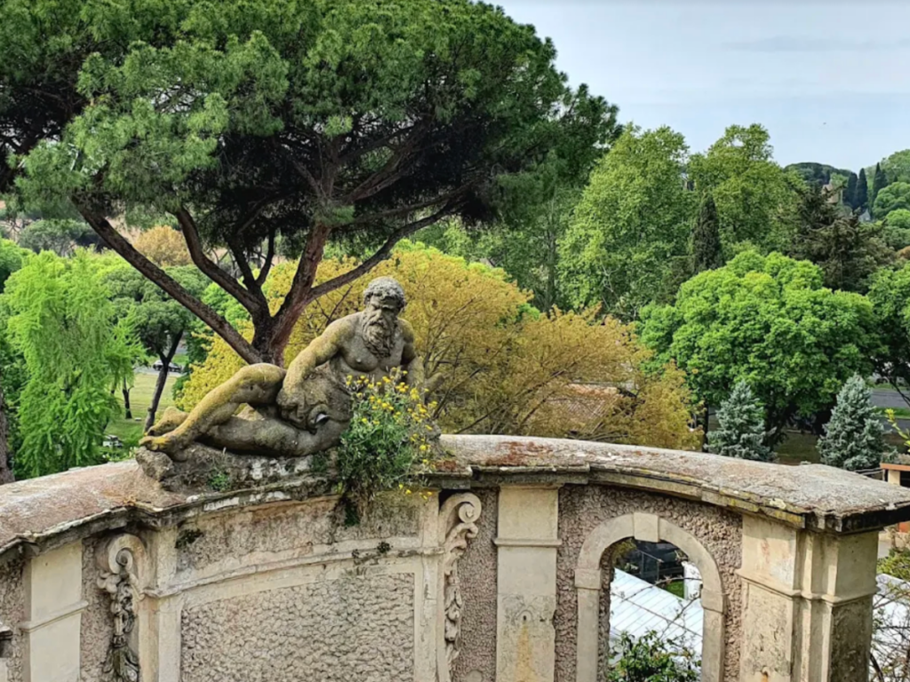 Scultura antica immersa nel verde di Villa Celimontana a Roma