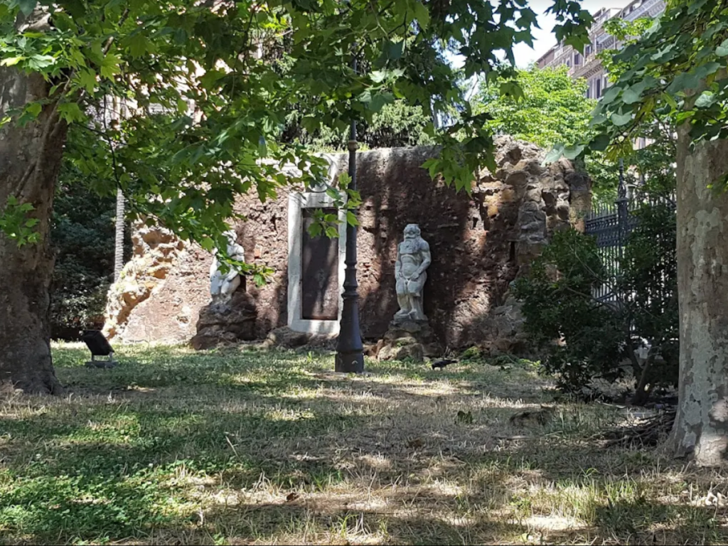 Porta Magica a Roma circondata da alberi e antichi muri in pietra