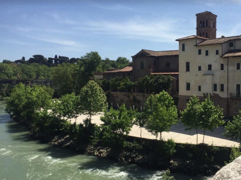 Isola Tiberina a Roma circondata dal fiume Tevere