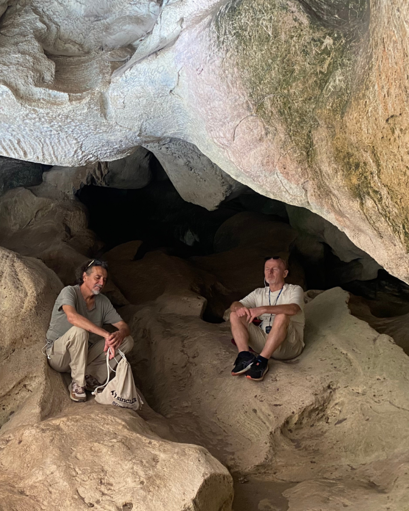 Due partecipanti tra le rocce e le grotte di Villa Gregoriana